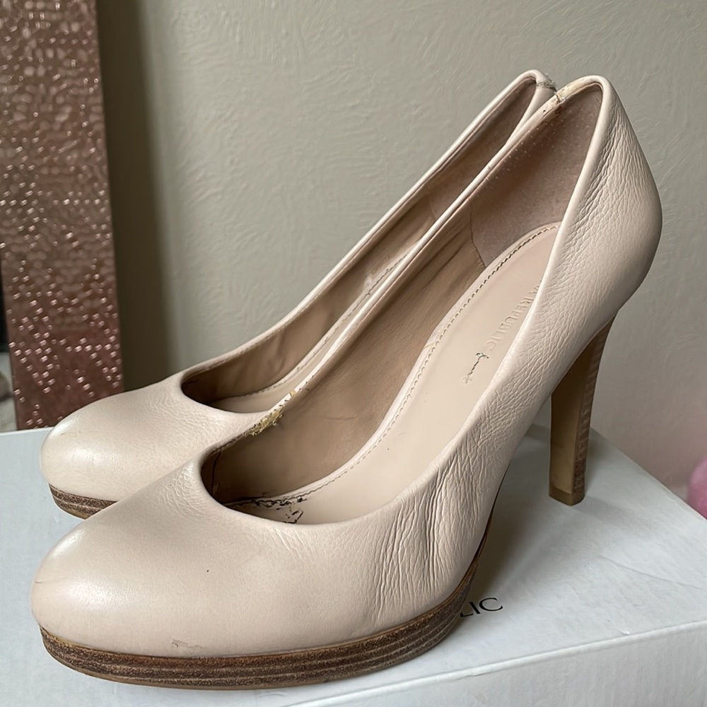 Banana Republic Kate cream wood accent high heels